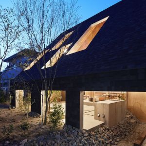 Dom o powierzchni 168 m² z otwartą jadalnio-pokojem dziennym i kuchnią ma zachęcać jego mieszkańców do spędzania czasu w ogrodzie. Fot. Toshiyuki Yano