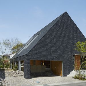 Granica pomiędzy zewnętrzną i wewnętrzną częścią domu się zaciera, dzięki przenikaniu funkcji tradycyjnych przestrzeni, jakimi są: ogród, kuchnia i pokój dzienny. Fot. Toshiyuki Yano