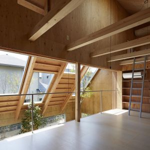 Sam dom jest nie tylko blisko natury. Do jego budowy wykorzystano naturalne materiały, np.  drewno, którego nie brakuje we wnętrzu. Fot. Toshiyuki Yano