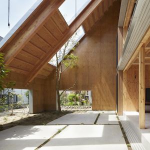 Dzięki zastosowaniu dodatkowej przestrzeni dachowej stowrzono miejsce, gdzie można bawić się, spędzać czas blisko przyrody, jeść i gotować. Fot. Toshiyuki Yano