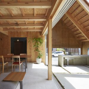 Jadalnia połączona z ogrodem. Wszędzie znajdziemy odniesienia do natury, choćby przy wykorzystaniu głównie naturalnego drewna okalającego ściany i wentrzną stronę dachu. Fot. Toshiyuki Yano