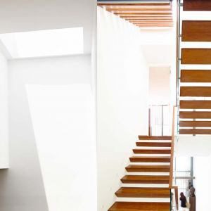W wąskim, trzykondygnacyjnym domu ważną rolę odgrywają schody. Uczyniono z nich ważny element wystroju, nawiązujący swą ażurową formą do zewnętrznych żaluzji. 