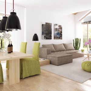 To minimalistyczne wnętrze ociepla drewniana podłoga w słomkowym odcieniu oraz zielona tkanina obić zastosowana na krzesłach i efektownych pufach. Fot. Dobre Domy 