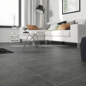 Salon utrzymany w minimalistycznym stylu, z białymi ścianami doskonale udekorujemy podłogą z wielkoformatowych płytek gresowych imitujących beton. Fot. Cersanit 