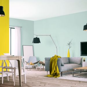 Czarne lampy i żyrandole pięknie komponują się z żółcią i zimnym morskim kolorem ścian. Fot. Bondex 