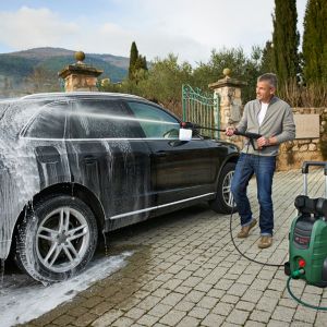 Decydując się na zakup myjki sprawdźmy czy wyposażone są w kilka funkcji pozwalających czyścić różnorodne powierzchnie od tarasu po samochód. Fot. Bosch