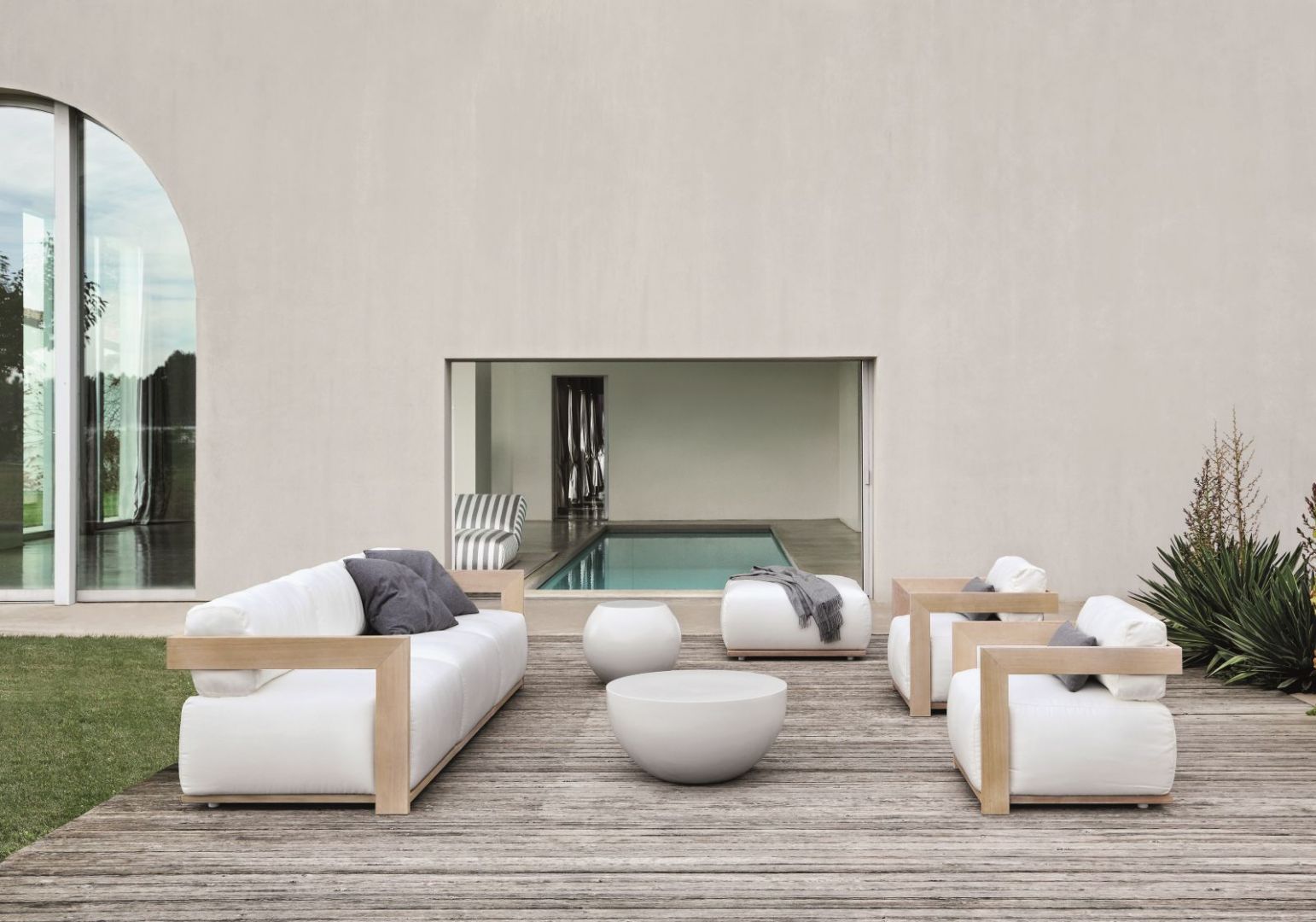Kolekcja Cloud marki Meridiani przeznaczona jest do ogrodów, jak również do użytku wewnątrz domu. Meble zaprojektowane zostały w stylu minimalistycznym. Ramy wykonane są z litego bielonego drewna iroko. Marka Meridiani dostępna jest w Kari Mobili. Fot. Meridiani