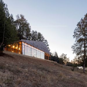 Dom zaprojektowany przez architektów z Abestudio i zbudowany w 2016 roku, położony jest na naturalnej równinie w pobliżu jeziora Panguipulli w Chile. Fot.  Nico Saieh
