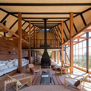 Drewno jest "materiałem przewodnim" i wykorzystanym zarówno  do wykonania konstrukcji szkieletowej domu, dachu jak i mebli oraz ścian. Fot.  Nico Saieh