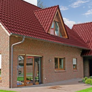 Jeśli bierzemy pod uwagę dach ceramiczny, musimy zdecydować nie tylko o kolorze, ale również wybrać konkretny model dachówki, który będzie odpowiadać naszym gustom, charakterowi całego budynku oraz będzie optymalny ze względu na kształt dachu. Fot. Röben 