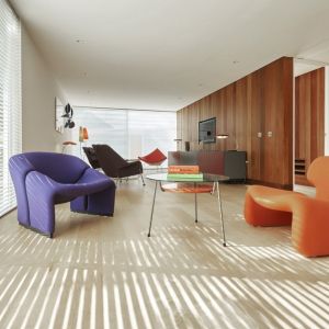 Salon urozmaicono ciekawymi w formie, kolorowymi fotelami. Fot. George Zenko