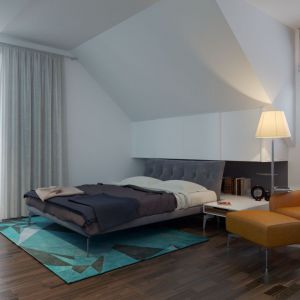 Sypialnia pomalowana na biało jest nie tylko nowoczesna, ale też, dzięki stonowanej kolorystyce zapewni komfortowy wypoczynek. Fot. Archetyp
