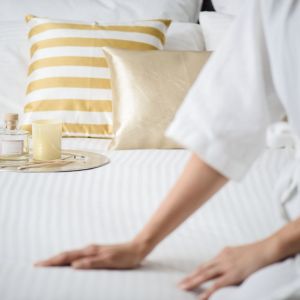 Kluczową rolę w łóżku odgrywa materac. Niewygodny spowoduje, że będziemy odczuwali ból kręgosłupa, a przez to nie wypoczniemy. Fot. Cotton&Co