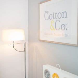 Odpwwiednie oświetlenie pozwoli stworzyć przyjemny nastrój w sypialni. Fot. Cotton&Co