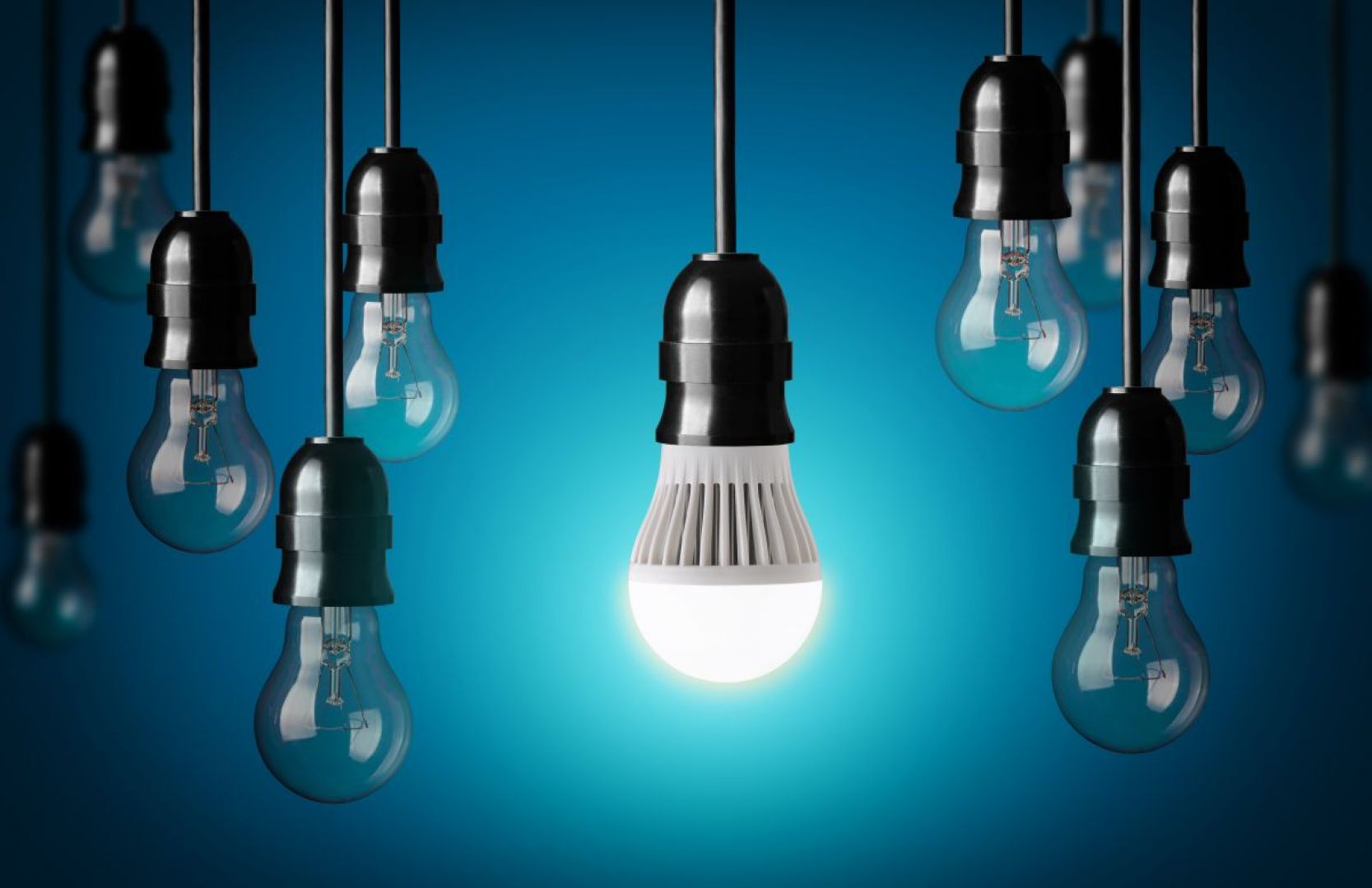 Jednym z najważniejszych argumentów stojących za źródłami światła LED jest ich długowieczność. Zgodnie z wytycznymi dyrektywy DIM2, trwałość lamp tego typu prezentuje się w liczbie godzin nieprzerwanego świecenia. Dobrej jakości urządzenia świecą nawet do 40.000 godzin (około 20 lat pracy przez 6 godzin dziennie). Fot. Shutterstock