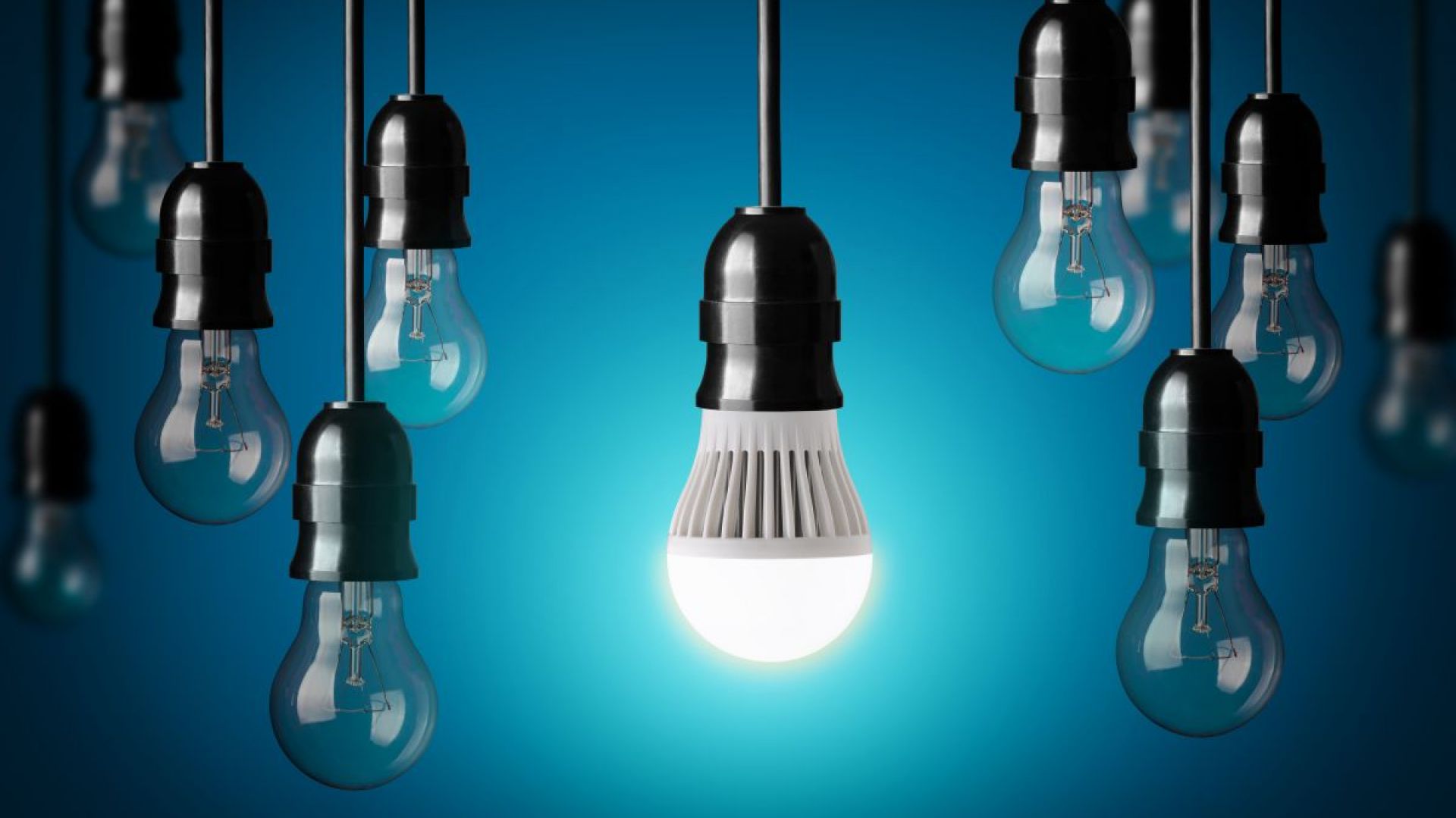 Jednym z najważniejszych argumentów stojących za źródłami światła LED jest ich długowieczność. Zgodnie z wytycznymi dyrektywy DIM2, trwałość lamp tego typu prezentuje się w liczbie godzin nieprzerwanego świecenia. Dobrej jakości urządzenia świecą nawet do 40.000 godzin (około 20 lat pracy przez 6 godzin dziennie). Fot. Shutterstock