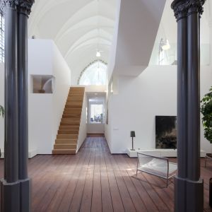 Przytulne wnętrza rezydencji domowej, a wcześniej Kościół św Jakobusa zaprojektowany przez Zecc Architects, Utrecht, Holandia, 2007-2009. Fot. Zecc