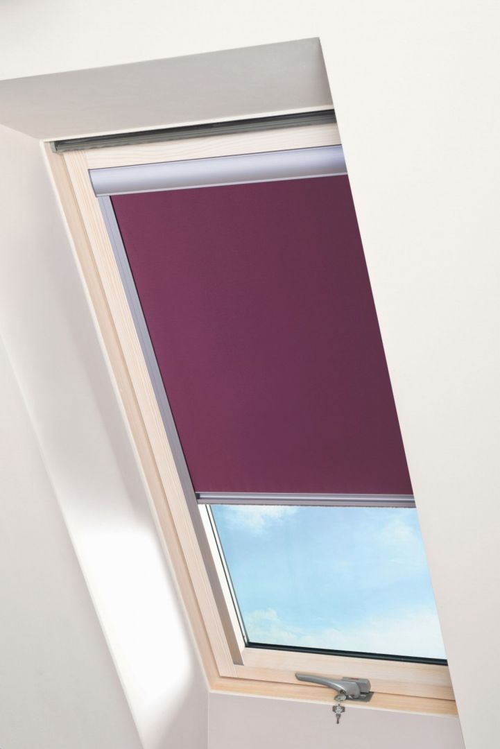Roleta wewnętrzna D37 Multistop firmy OKPOL dedykowana jest oknom dachowym. Wyróżnia się specjalnym mechanizmem bocznych, aluminiowych prowadnic, które pozwalają na zatrzymanie jej w dowolnym miejscu. Fot. Okpol 