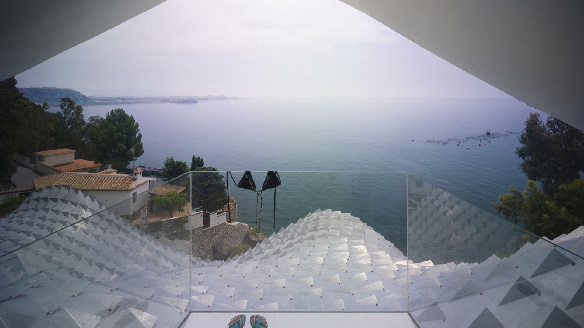 Dom na klifie z widokiem na Morze Śródziemne