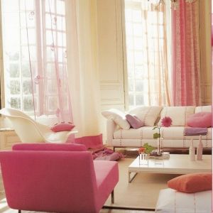 Salon może też wyglądać luksusowo będąc przytulnym. I w tym wypadku  neutralnym kolorom wnętrz przeciwstawione zostały delikatne radosne liliowe akcenty. Fot Design Home