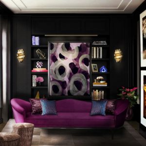 Ciemny salon rozjaśnia intensywnie fiołkowa Sofa Colette Sofa oraz luksusowe klinkiety Chloe i stołek firmy Tresor. Fot. Koket