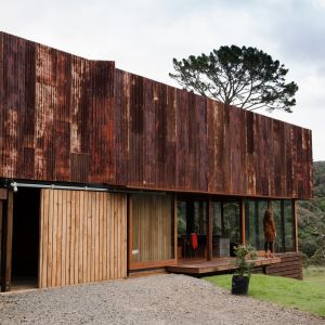 Fasada została obłożona wiekową, zerdzewiałą blachą falistą, która jest jednym z najbardziej pospolitych i popularnych materiałów wykorzystywanych na farmach w Nowej Zelandii. Fot. Lance Herbst 