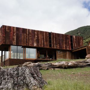 Fasada została obłożona wiekową, zerdzewiałą blachą falistą, która jest jednym z najbardziej pospolitych i popularnych materiałów wykorzystywanych na farmach w Nowej Zelandii. Fot. Lance Herbst 