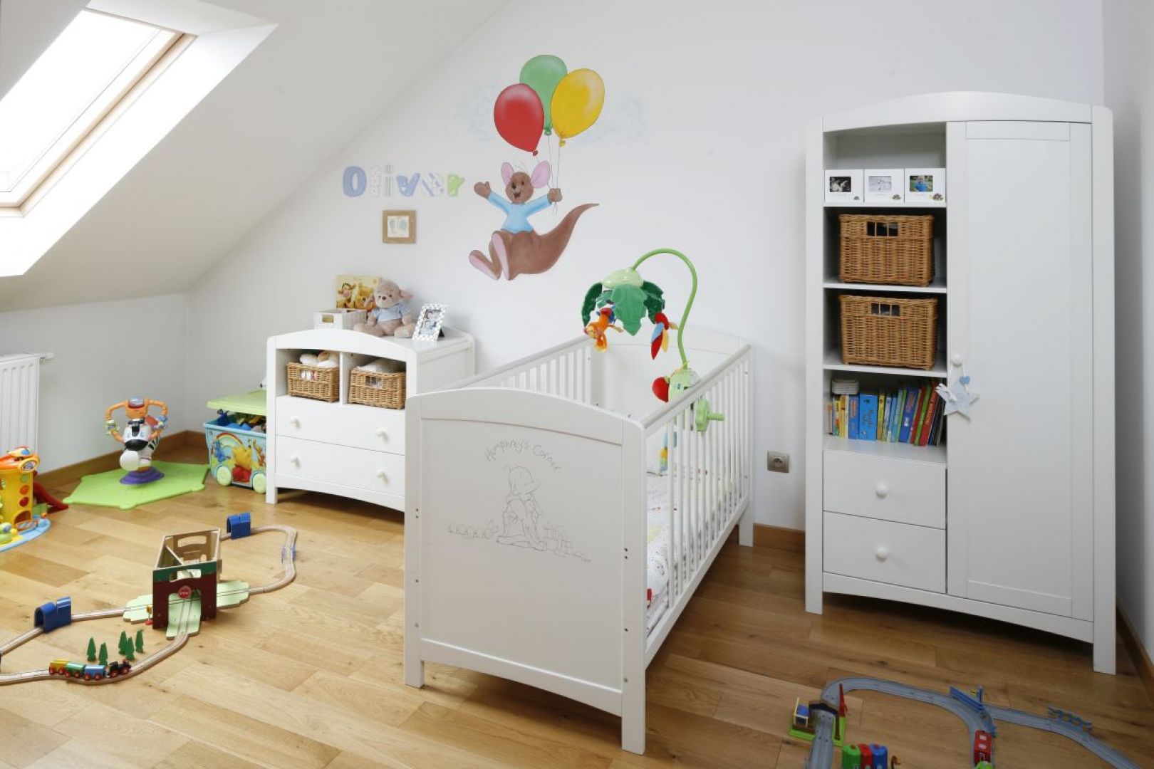 Podłoga drewniana lub wykończona wysokiej jakości panelami doskonale sprawdzi się w pokoju dziecka. Proj. Katarzyna Biały, Fot. Bartosz Jarosz