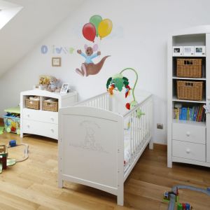 Podłoga drewniana lub wykończona wysokiej jakości panelami doskonale sprawdzi się w pokoju dziecka. Proj. Katarzyna Biały, Fot. Bartosz Jarosz