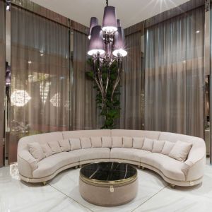 Chatam Livingroom to kolekcja, którą tworzy imperialna, narożna, wpisana w okrąg sofa Chatam, wykonana z perłowej skóry z 15 poduszkami. Fot. Visionnaire Home