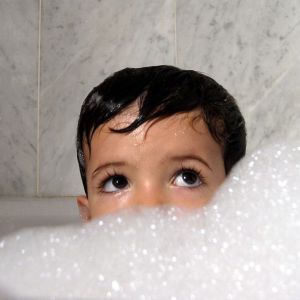 W początkowych tygodniach życia dziecka najłatwiej jest kąpać je w wanience, ale myśląc o przyszłości warto rozważyć odpowiedni brodzik prysznicowy lub wannę, które ułatwią codzienną higienę rosnącym pociechom. Fot. Aquaform
