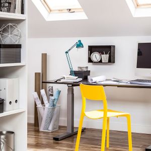 Stelaż biurka z elektrycznym sterowaniem wysokości pozwala pracować w różnych pozycjach zarówno wysokim, jak i niskim osobom. Fot. Peka