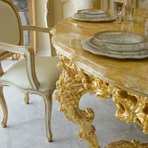 Barokowy, pełen przepychu stół marki  Andrea Fanfani dekorowany 23-karatowym złotem. Fot. Galeria Heban