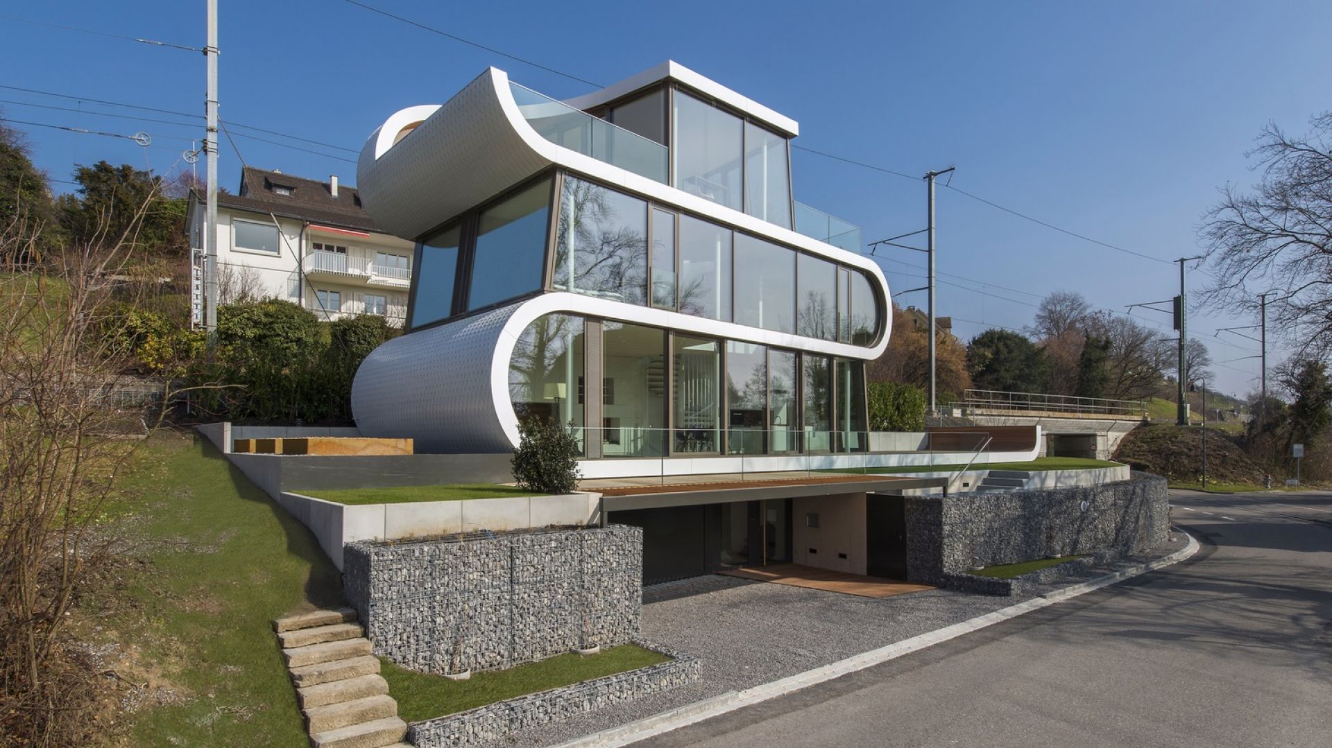 Flexhouse: futurystyczny dom z "wijącą" się elewacją