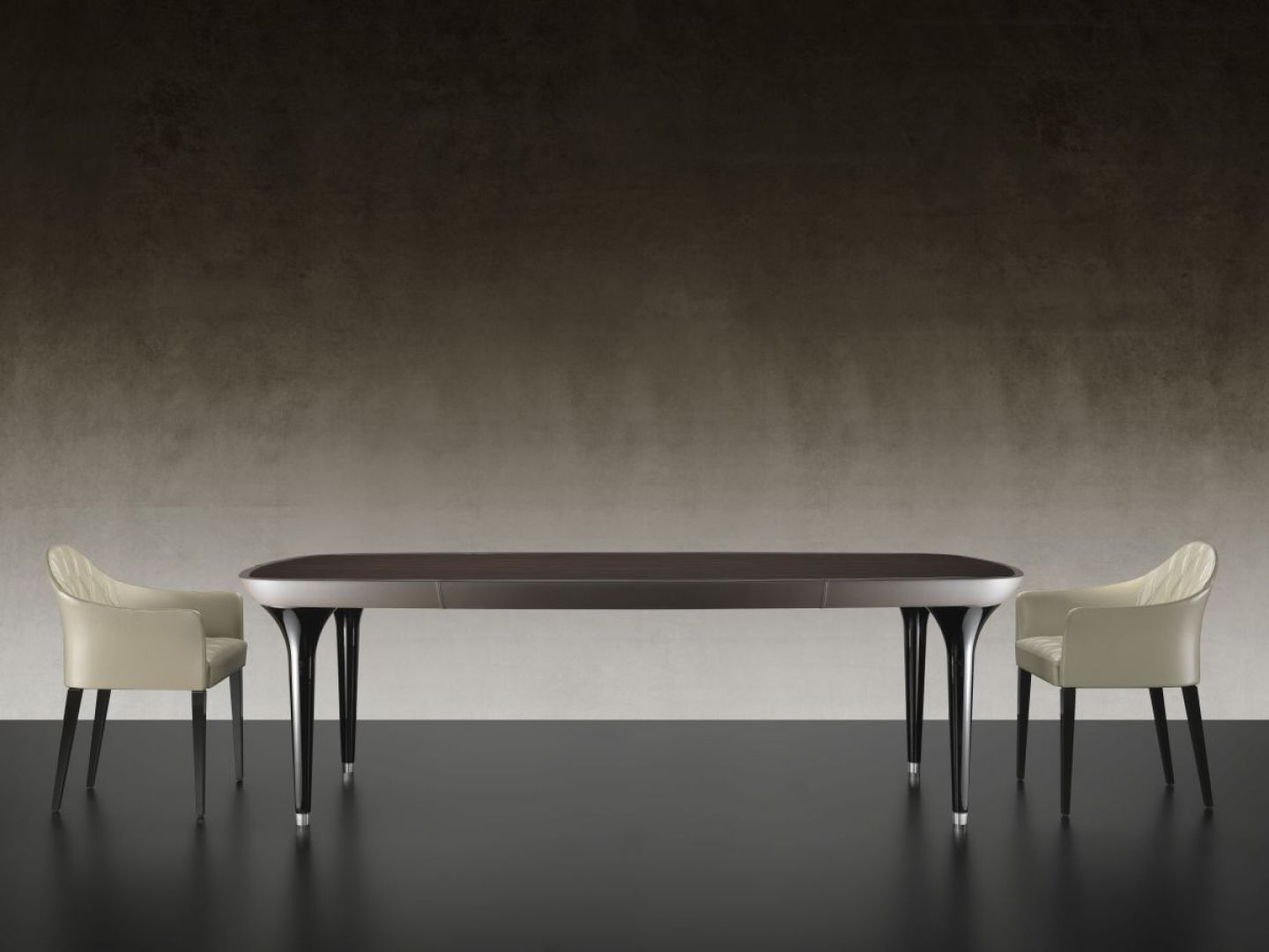 Wykonane ze szkła Murano i zakończone błyszczącymi metalowymi stopkami nogi stołu Ark 72 marki Reflex do złudzenia przypominają obcasy damskich szpilek. Fot. Heban