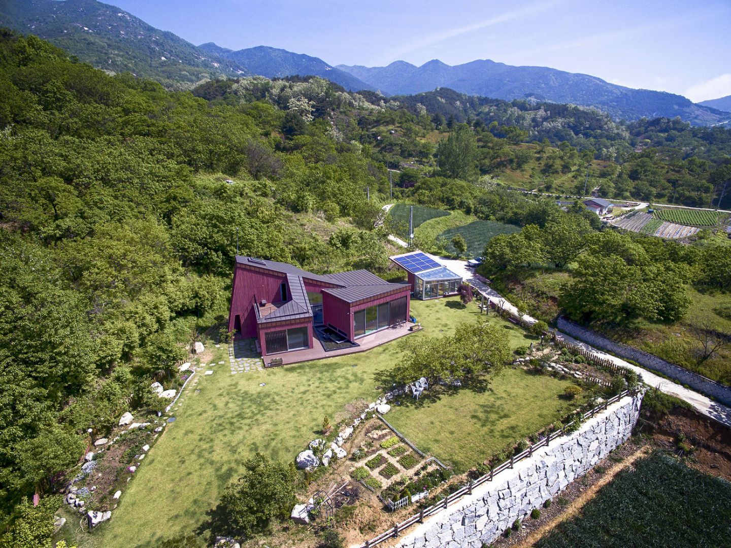 Ten dom idealnie wpisuje się w otaczający krajobraz górzystego Hamyang-gun w Korei Południowej z widokiem na szczyt  Jrisan. Fot. Kwang Sik JUNG