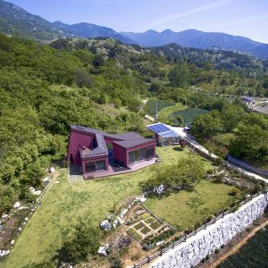 Ten dom idealnie wpisuje się w otaczający krajobraz górzystego Hamyang-gun w Korei Południowej z widokiem na szczyt  Jrisan. Fot. Kwang Sik JUNG