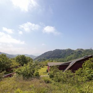 Takie było założenie architekta Bang Keun YOU, który od początku zaprojektował rezydencję tak, aby ona swoim nietypowym kształtem była uzupełnieniem "poszarpanych" wierzchołków i szczytu gór Cheonwangbong. Fot. Kwang Sik JUNG