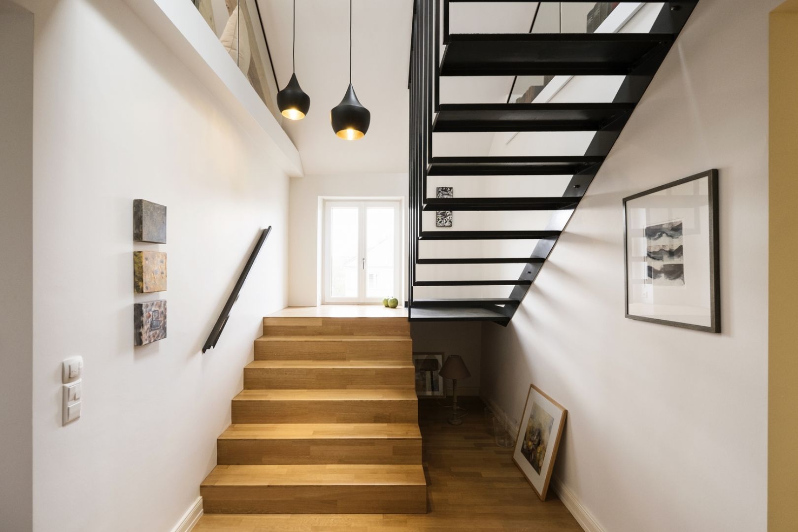 Nowe schody nie tylko połączyły oba piętra, ale dzięki poszerzeniu dopuszczają więcej światła padającego z dachu do korytarza na drugiej kondygnacji. Fot. Serge Ecker (GRID-Design) 