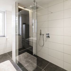 Wymieniono także umywalkę, WC i zainstalowano nowy system liniowego odprowadzenie wody pod prysznicem. Fot. Serge Ecker (GRID-Design) 