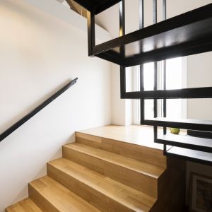 Stare schody zastąpiły nowoczesne szerokie otwarte schody wykonane z drewna i stali.Fot. Serge Ecker (GRID-Design) 