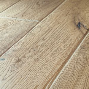 Nowoczesne technologie produkcyjne sprawiają, że postarzane podłogi drewniane są połączeniem światowego designu i nowoczesnej funkcjonalności. Fot. Jawor-Parkiet