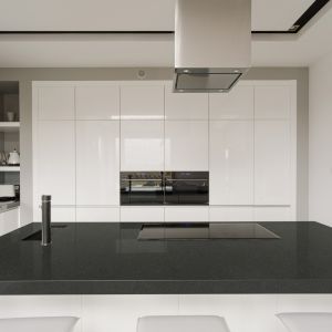 W minimalistycznych aranżacjach kuchennych ciemnoszara powierzchnia Brilliant Grey będzie doskonale komponować się z oszczędną całkowitą zabudową. Fot. Technistone