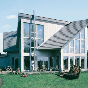 Piękna architektura domu łączy w sobie nowoczesne rozwiązania bryły budynku połączone ze stromym dachem. Fot. Braas 
