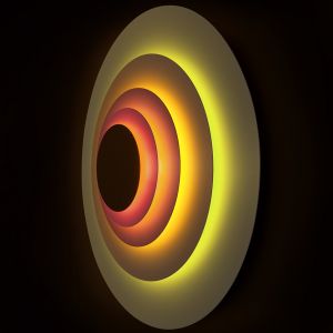 Concentric projektu Roba Zinna dla hiszpańskiej marki Marset jak sama nazwa wskazuje to koncentrycznie ułożone w kręgach świecące koła. Prostota tej lampy jest hipnotyzująca.
 Dostępna w trzech rozmiarach i kolorach. Światła bijące z z poszczegolnyh kręgów nakładają się, Warstwowy kinkiet może być stosowany jako lampa ścienna lub sufitowa. Fot. Marset