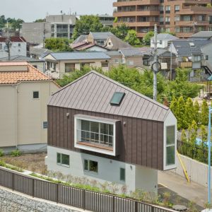 W małym domu udało się zaprojektować także niewielki (oczywiście wąziutki) balkon. Fot. Hiroshi Tanigawa