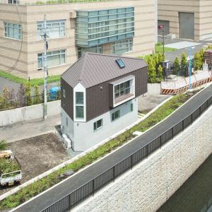Autorem projektu Dom w Horinouchi jest japoński architekt Kota Mizuishi, który poradził sobie z ograniczeniami bardzo wąskiej działki położnej w ślepej uliczce pomiędzy rzeką a drogą. Fot. Hiroshi Tanigawa 