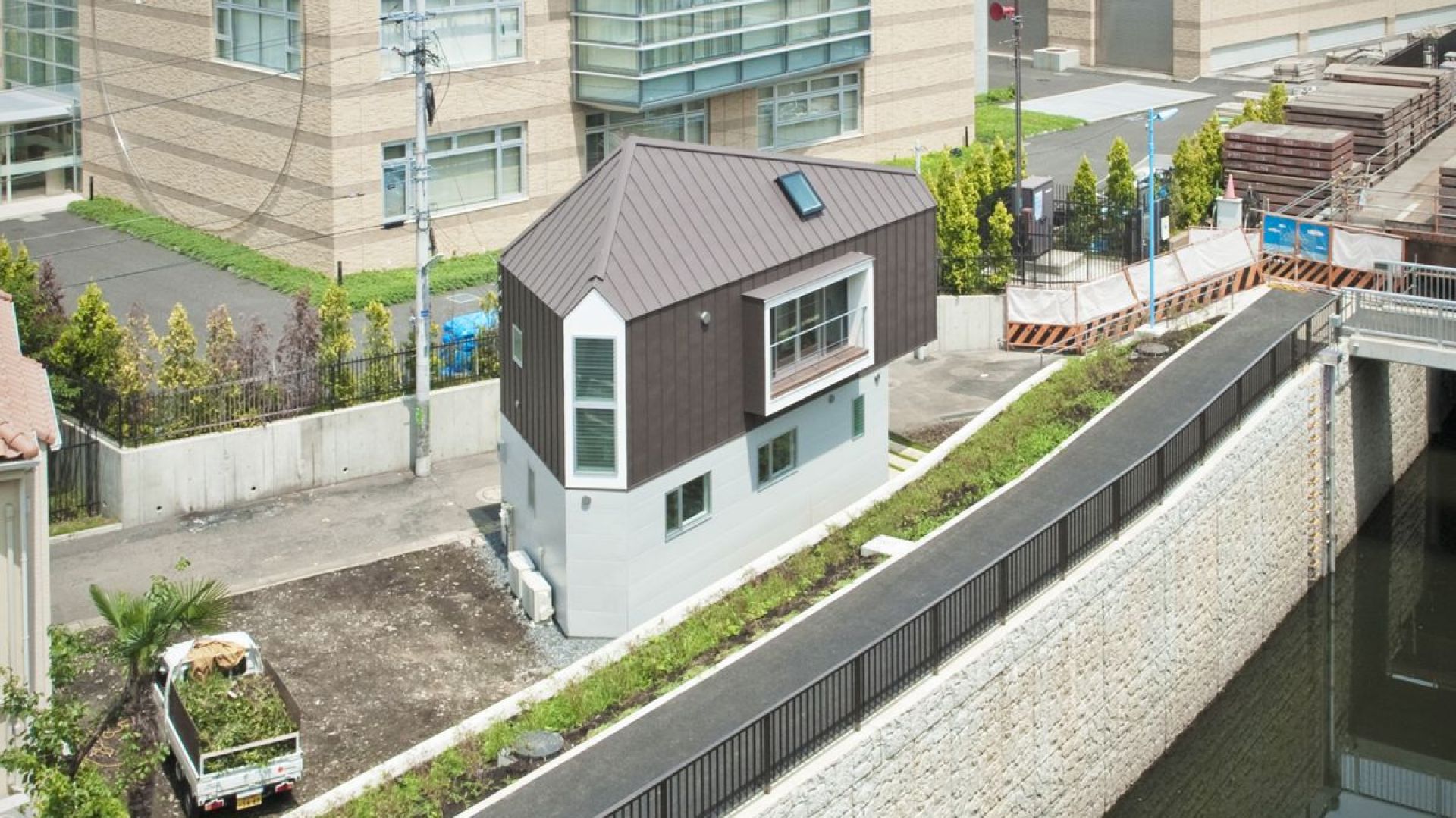 Zobacz mały dom (55 m²) na wąskiej działce