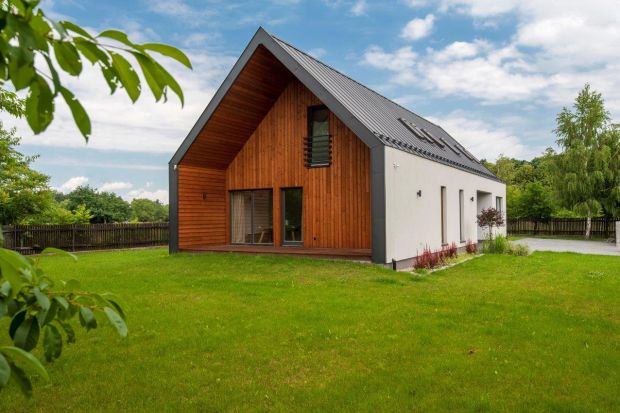 Simple House to koncepcja dostępnych, gotowych, energooszczędnych domów drewnianych, której pomysłodawcą i głównym projektantem jest architekt Jakub Szczęsny. Obok modułowej konstrukcji wyróżnia je prosta forma i wykorzystanie nowoczesnych roz