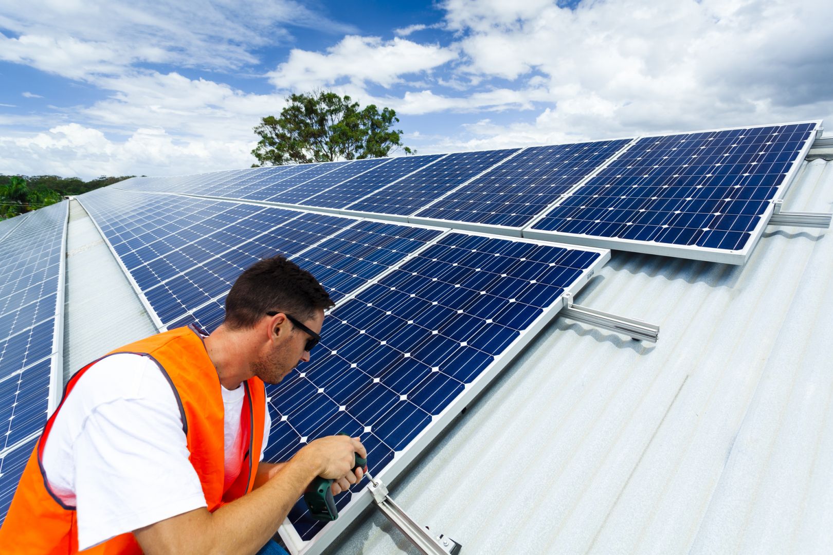 Popmy ciepła są najpopularniejszymi urządzeniami do pozyskiwania energii ze źródeł odnawialnych poszukiwanymi przez użytkowników serwisu Oferteo.pl. Służą one do ogrzewania pomieszczeń jak i podgrzewania wody użytkowej. Polacy najczęściej poszukują urządzeń do pozyskiwania OZE w celu ogrzania domu o powierzchni do 150 mkw i zamieszkiwanego przez rodzinę liczącą 3-4 osoby. Fot. Oferteo.pl